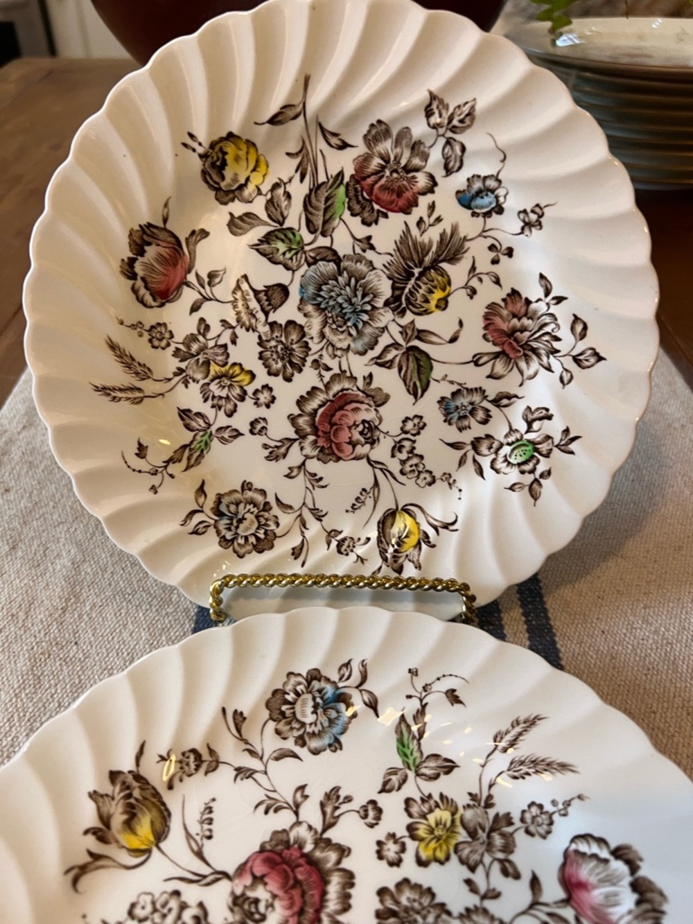 4 Johnson Brothers Staffordshire Bouquet 7 7/8" Salad Plates Excellent Condition - Picture 4 of 10
